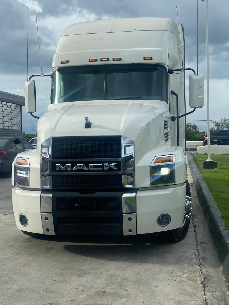 Mack Pinnacle